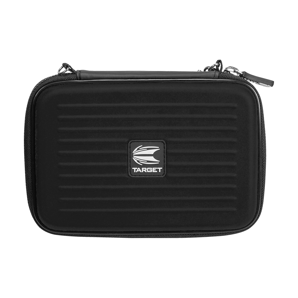 Das Bild zeigt ein schwarzes Dart-Etui mit dem Namen "Target Takoma XL Dartwallet". Auf der Vorderseite befindet sich ein Logo mit der Aufschrift "TARGET".